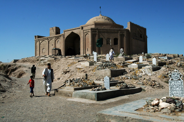 Herat, Afganistan. W mieście jest kilkanaście cmentarzy (Fot. Grzegorz Król)