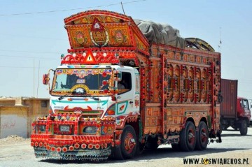 Kolorowa ciężarówka w Pakistanie