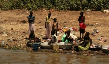 Sudan - kobiety robią pranie nad Nilem