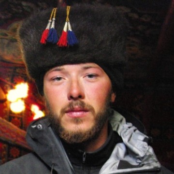 Bartek Tofel - z wykształcenia etnolog i psycholog. Podróżnik, dziennikarz i fotograf. Uczestnik wypraw m.in. na Mont Blanc, Bazarduzu czy Szachdag. Publikował w Polityce, Polska The Times, American Alpine Journal. (Fot. www.tofel.eu)