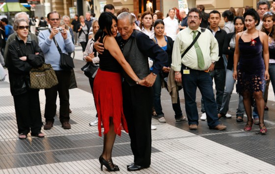Tango dla turystów na Calle Florida. (Fot. Kuba Fedorowicz)