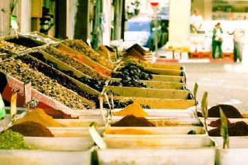 Mniej i bardziej egzotyczne przyprawy na Carmel Market w centrum Tel Awiwu (fot. Kasia Boni)