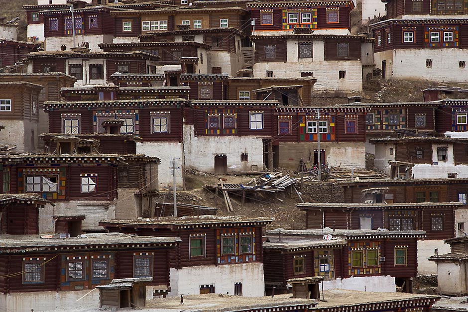 10. CHINY, Pamplung Gompa. Widok na zabudowania klasztorne z charakterystyczna mozaiką wokół okien w 5 podstawowych kolorach symbolizujących 5 żywiołów. (Fot. Magda Świder)