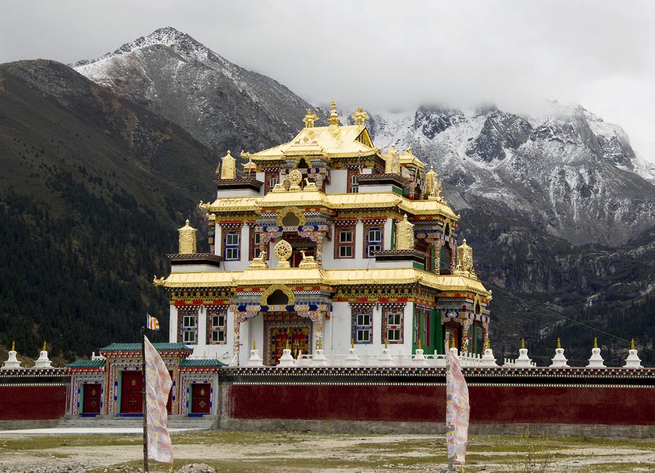 14. CHINY, Dzogchen Gompa. Zniszczony podczas rewolucji kulturalnej, ten klasztor został z rozmachem odbudowany kilkanaście lat temu. Teraz mieści się tu między innymi buddyjski college, a tysiące Tybetańczyków przybywają tu na pielgrzymki. (Fot. Magda Świder)