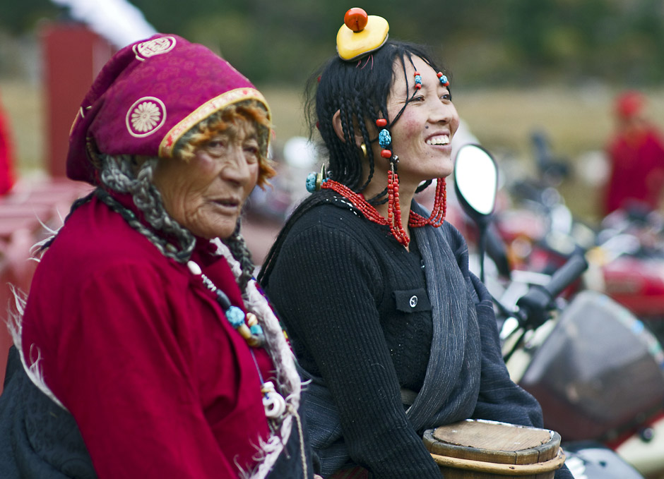 15. CHINY, Dzogchen Gompa. Tybetańskie kobiety podczas pielgrzymki do klasztoru. W zachodnim Syczuanie większość Tybetańczyków na co dzień nosi tradycyjny tybetański płaszcz z owczej wełny zwany chuba, który chroni od zimna, wiatru i deszczu. (Fot. Magda Świder)