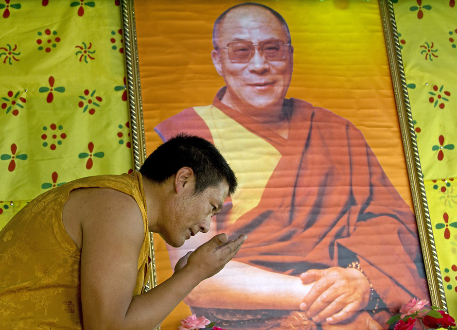 19. CHINY, Xinlongxian. Zarówno zwykli Tybetańczycy jak i mnisi w Syczuanie chętnie podkreślają jak ważny jest dla nich Dalajlama i często mają jego zdjęcie ustawione na ekranie swoich telefonów komórkowych. (Fot. Magda Świder)