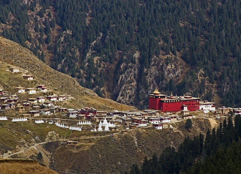 9. CHINY, Pamplung Gompa. Klasztor, często nazywany Małą Potalą, znajduje się w odległym rejonie Syczuanu, w pobliżu granicy z Tybetańskim Rejonem Autonomicznym. Główna świątynia została oszczędzona podczas Rewolucji Kulturalnej i uważana jest za drugi - po Potali - największy budynek klasztorny w Tybecie. (Fot. Magda Świder)