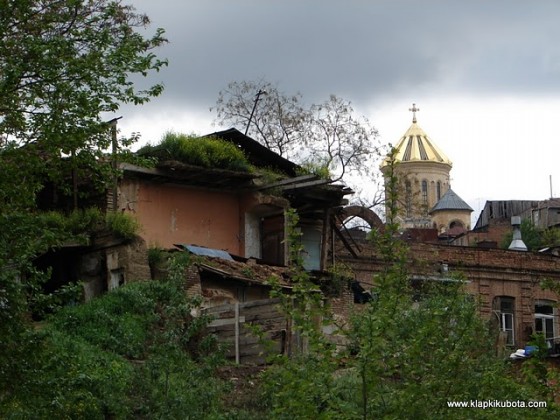 Tibilisi - stolica kontrastów. (www.klapkikubota.com)