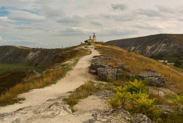 Droga do Cerkwi Poświęconej Maryji - okolice miejscowości Butuceni w Mołdawii. Zdjęcie wykonane dokładnie z nad mnisich cel monastyru Pestera, położonego kilka metrów niżej. (fot. Grzegorz Czorapiński)
