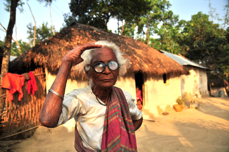 Zdjęcia z Bangladeszu. Staruszka w okularach Gandhiego.