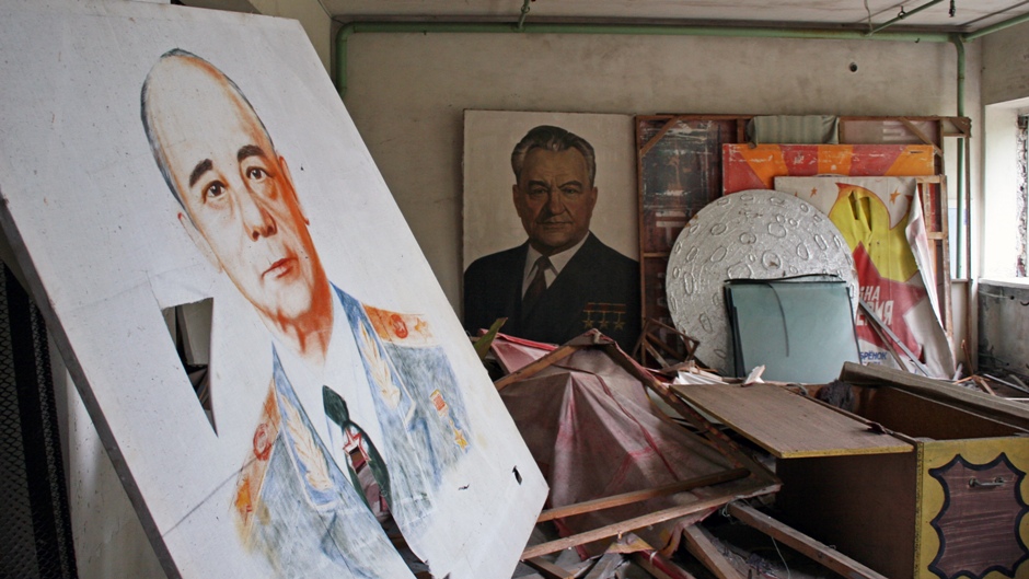 8. UKRAINA, Prypeć. W domu kultury można jeszcze odnaleźć plakaty propagandowe. Awaria reaktora nastąpiła kilka dni przed świętem pracy, do którego trwały przygotowania. (Fot. Ewa Serwicka)