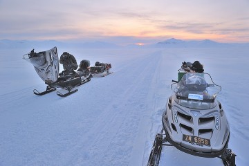 Polarnym krajobrazom nie da się odmówić magii i unikalności. Fiord Van Mijen. (Fot. M. Jastrzębski)
