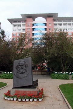 Pomnik Marksa przed chińską uczelnią w Kunming