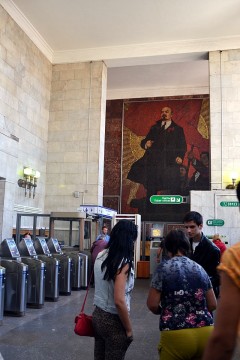Lenin wita pasażerów metra w Sankt Petersburgu