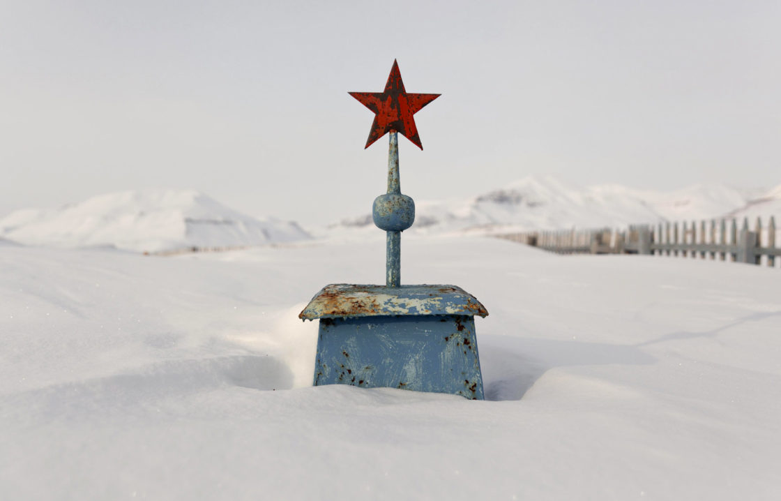 Spitsbergen - foto Ilona Wiśniewska - zasypany cmentarz w Piramidzie