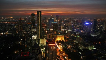 Widok z jednego z podniebnych barów w Bangkoku. (Fot. Ewa Serwicka)