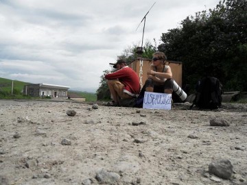 Autostop w Armenii można by uznać za prawnie obowiązujący środek transportu. (Fot. www.klapkikubota.com)