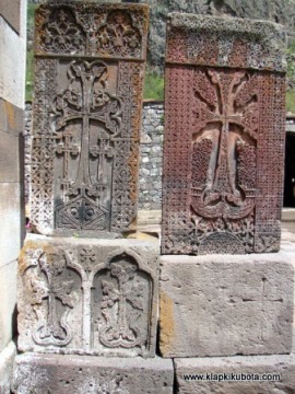 Armenia jest naznaczona krzyżem. (Fot. www.klapkikubota.com)