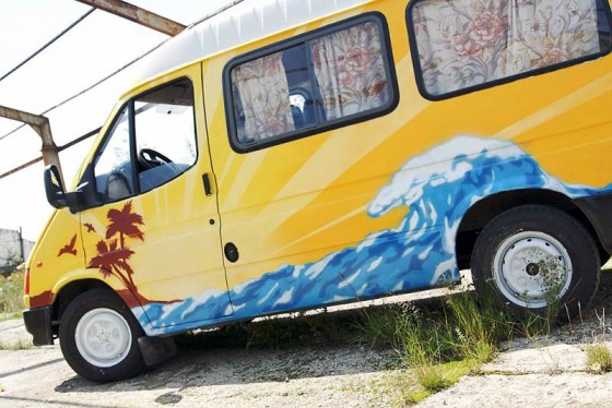 Kolorowy ford transit ekipy Busimy