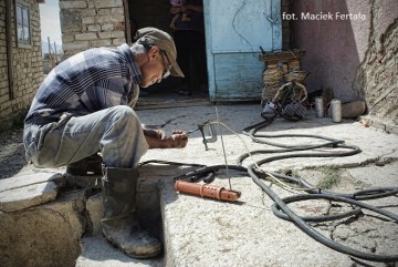 Spawacz, jego niezawodny sprzet i moje okulary przeciwsłoneczne (fot. Maciek Fertała)
