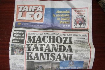 Taifa Leo - gazeta w języku suahili to prawdziwy skarb. Zajęło nam kilka dni żeby zdobyć jeden egzemplarz! (Fot. Michał Janik)