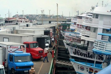 Port w Manaus. Brazylia