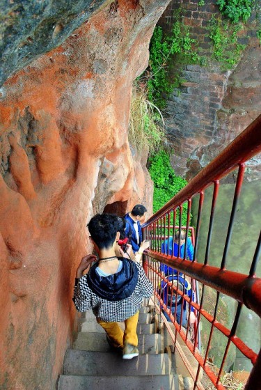 Turystyczne Chiny - Budda w Leshan