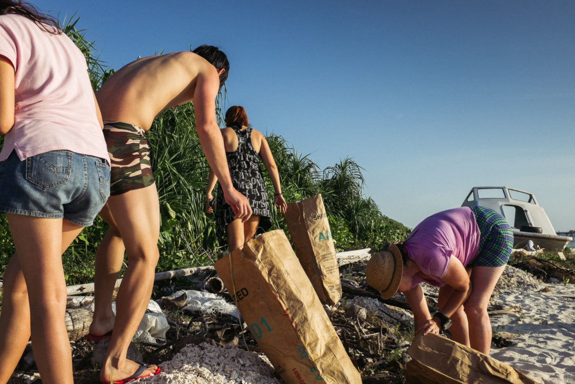 Sprzątanie plaży na Borneo - praca, TRACC